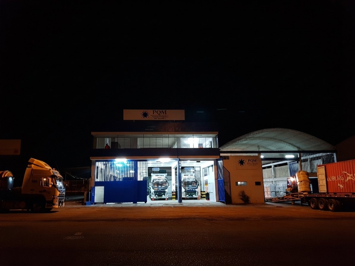Planta CQS de noche